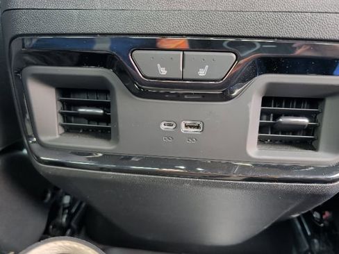 Used 2024 GMC Sierra 1500 AT4 w/ Technology Package AWD/4WD image 11