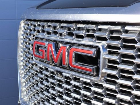 Used 2021 GMC Yukon XL Denali image 2