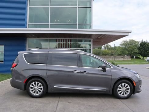 Used 2018 Chrysler Pacifica Touring-L FWD image 2