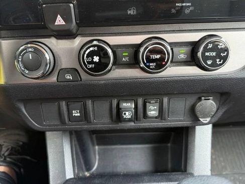Used 2018 Toyota Tacoma SR5 AWD/4WD image 22