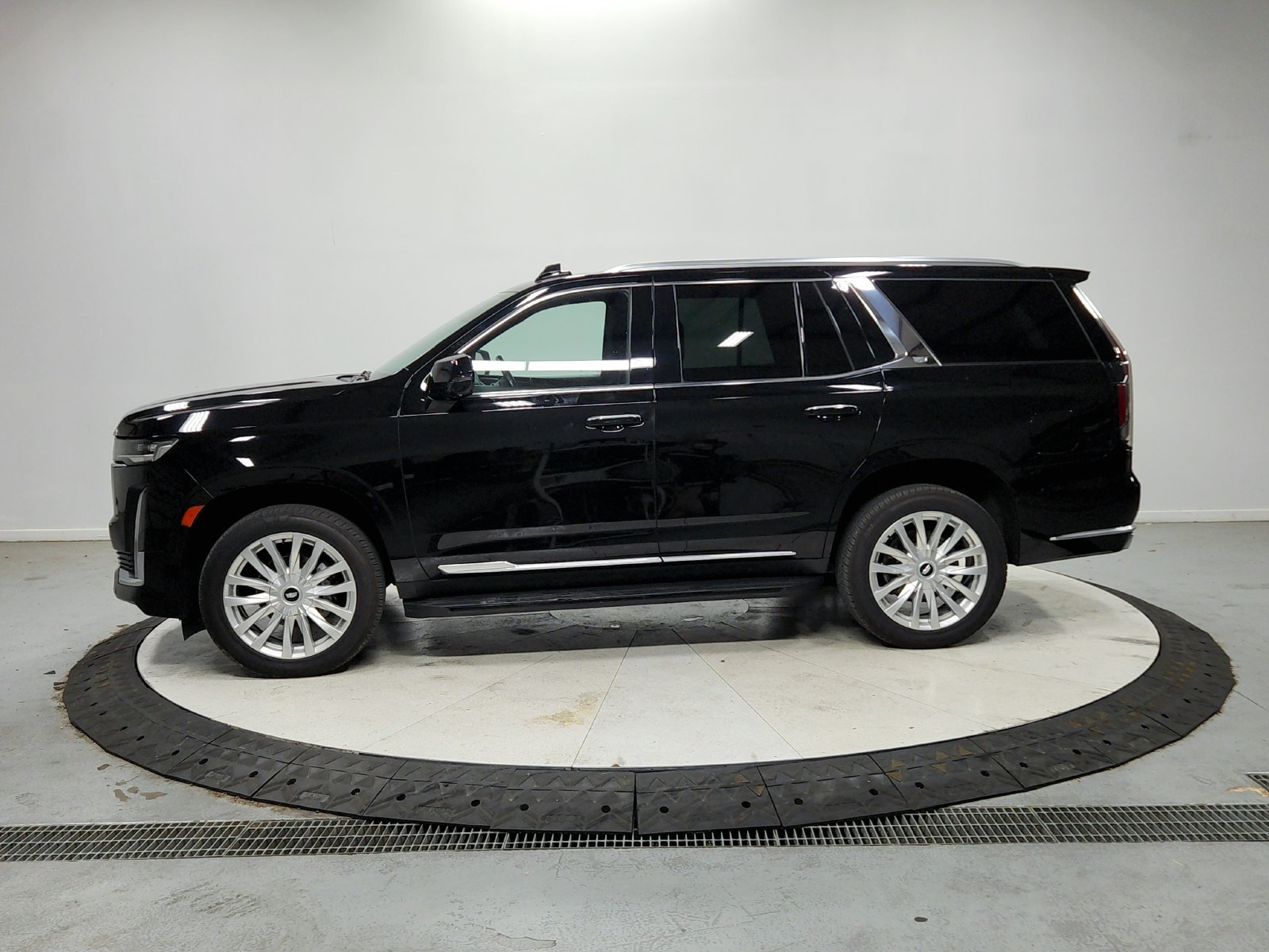 Used 2023 Cadillac Escalade Luxury RWD image 5