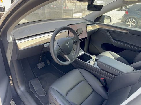 Used 2024 Tesla Model Y Long Range AWD/4WD image 6