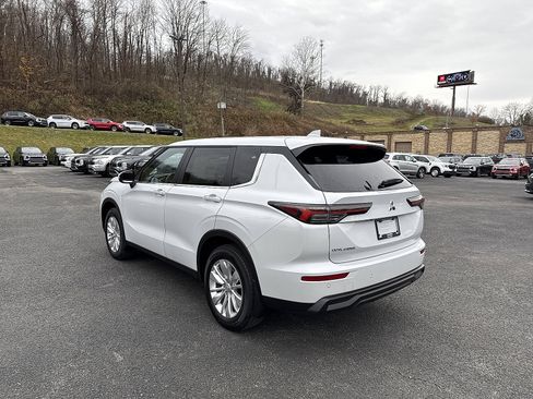 New 2025 Mitsubishi Outlander ES image 6