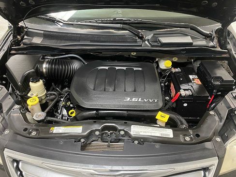 Used 2012 Chrysler Town & Country Touring image 15