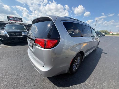 Used 2020 Chrysler Pacifica Touring-L Plus FWD image 3