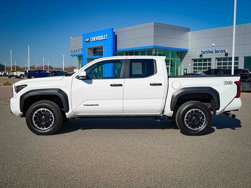 Used 2024 Toyota Tacoma TRD Off-Road AWD/4WD image 10