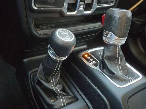 Used 2019 Jeep Wrangler Unlimited Sahara image 14