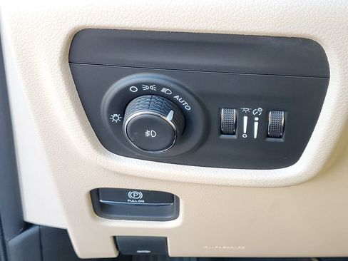 Used 2024 Jeep Grand Cherokee Limited w/ Luxury Tech Group II AWD/4WD image 23