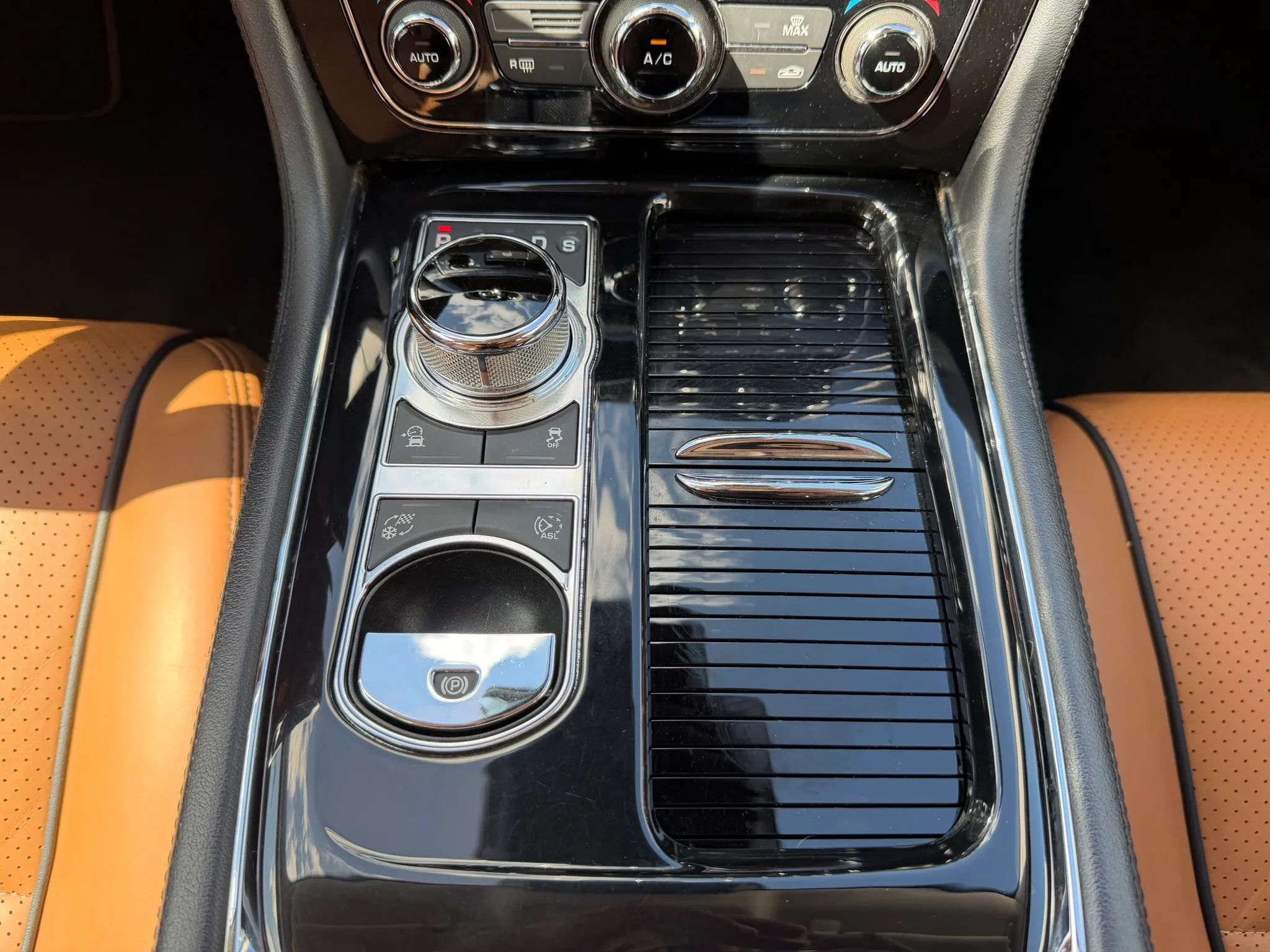 Used 2018 Jaguar XJ R-Sport RWD image 25