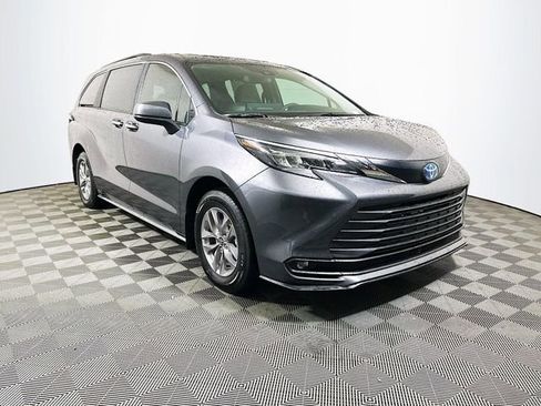 Used 2025 Toyota Sienna XLE image 1