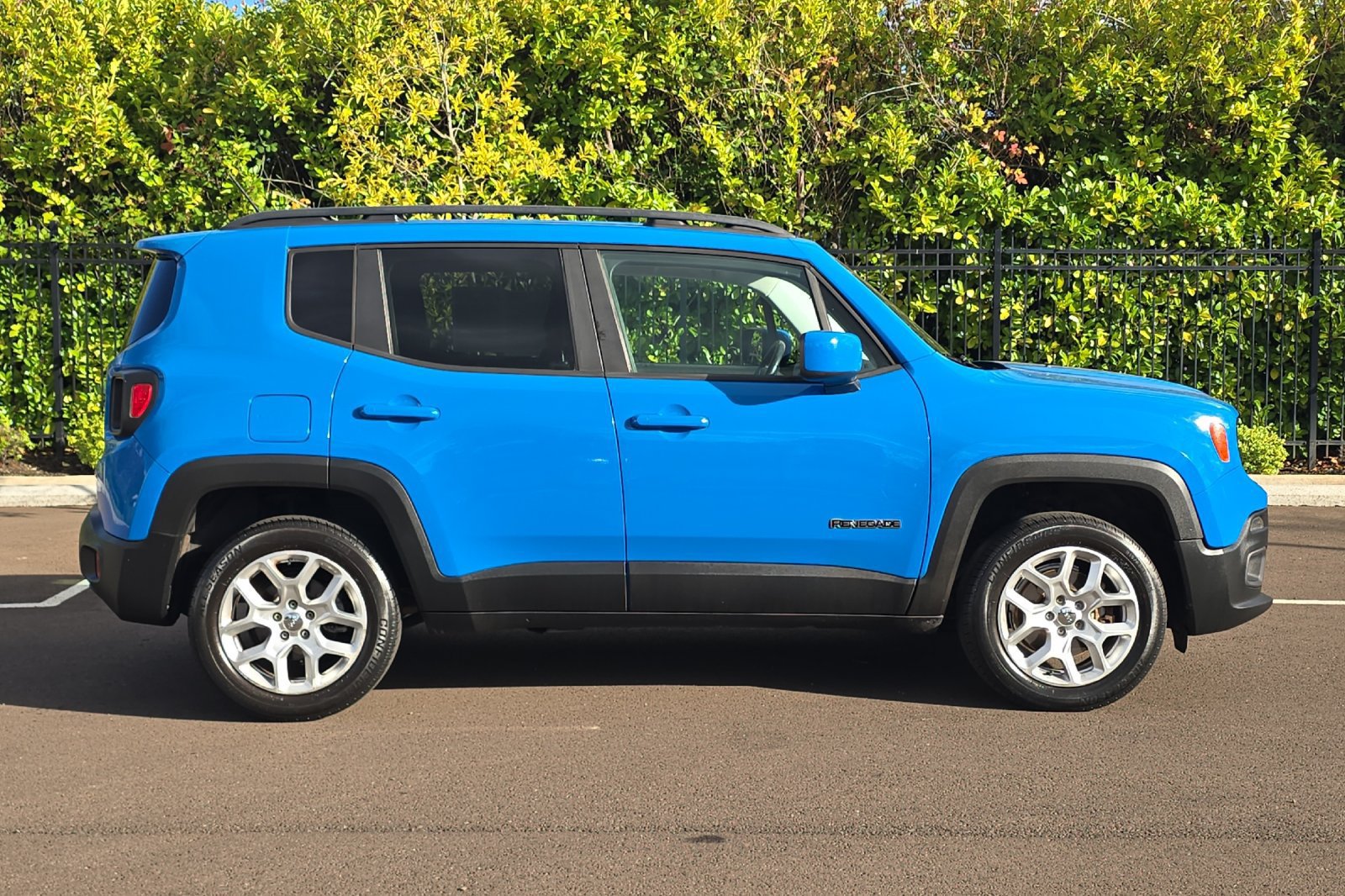 Used 2015 Jeep Renegade Latitude AWD/4WD image 3