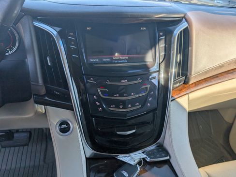 Used 2017 Cadillac Escalade Premium Luxury image 19