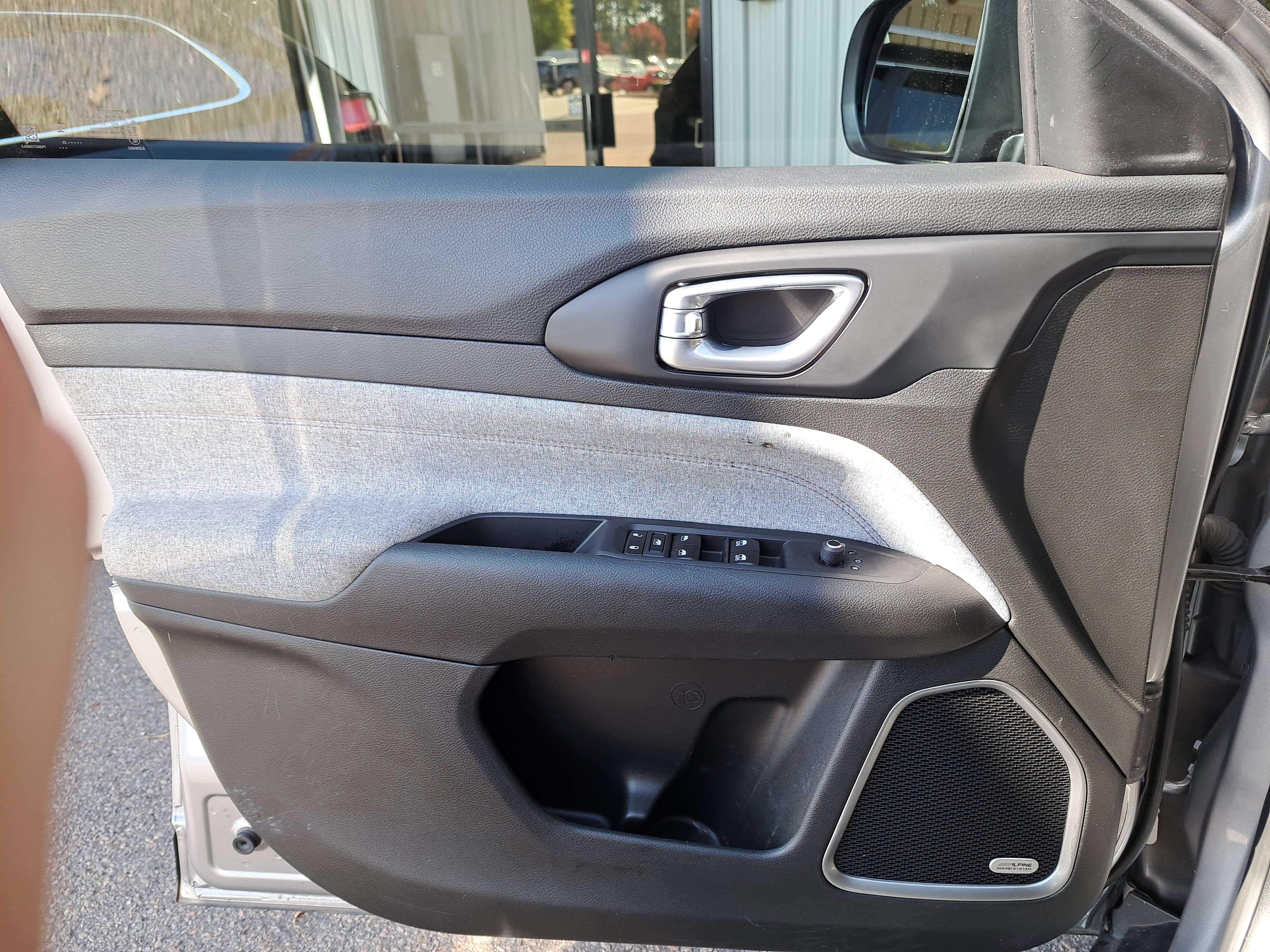 Used 2023 Jeep Compass Latitude w/ Sun and Sound Group AWD/4WD image 18
