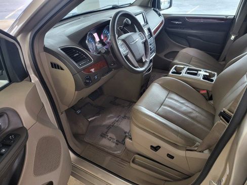 Used 2013 Chrysler Town & Country Touring-L w/ Driver Convenience Group image 2