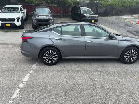 Used 2025 Nissan Altima 2.5 SV FWD image 13