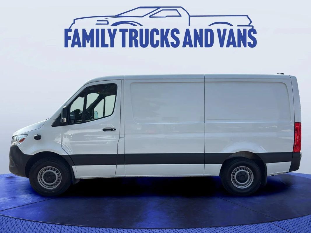 Used 2022 Mercedes-Benz Sprinter 1500 image 2