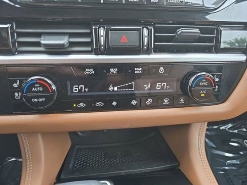 Used 2024 Nissan Pathfinder Platinum FWD image 4