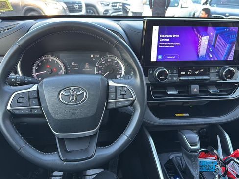 Used 2023 Toyota Highlander XLE image 16