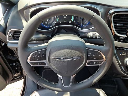 Used 2025 Chrysler Pacifica Select FWD image 18