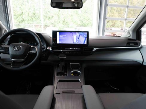 Used 2025 Toyota Sienna XLE w/ XLE Plus Package AWD/4WD image 20