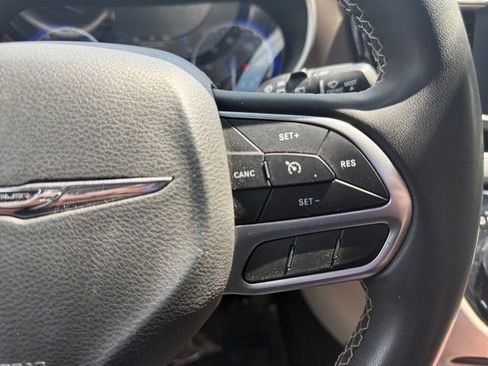 Used 2022 Chrysler Voyager LX image 16