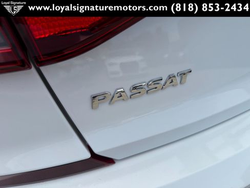 Used 2018 Volkswagen Passat 2.0T R-Line w/ R-Line Lighting Package FWD image 9