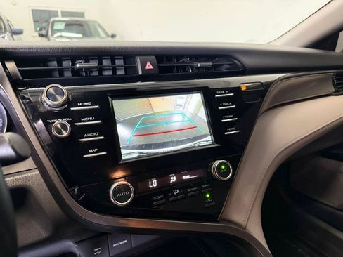 Used 2019 Toyota Camry SE FWD image 14