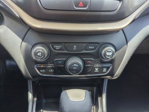 Used 2016 Jeep Cherokee Latitude FWD image 10