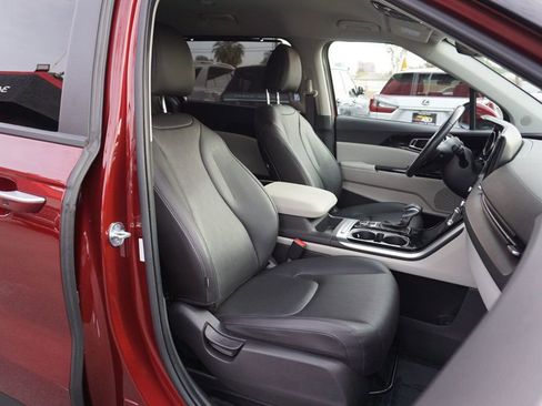 Used 2022 Kia Carnival EX image 26