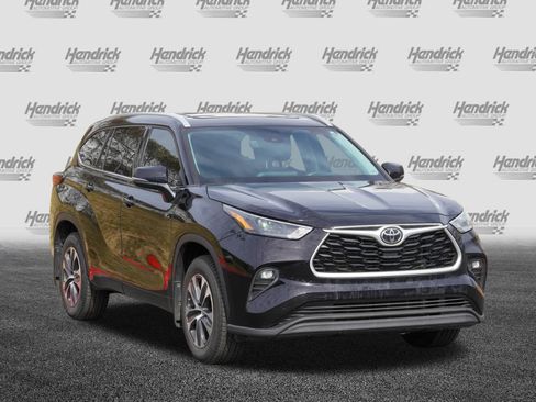 Used 2022 Toyota Highlander XLE image 2