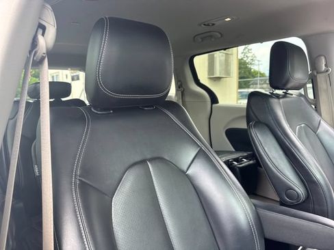 Used 2023 Chrysler Pacifica Touring-L FWD image 25