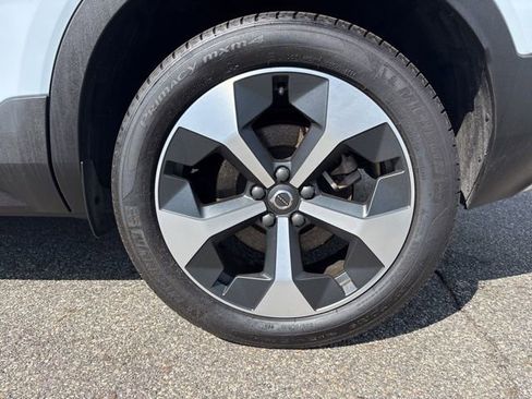 Used 2025 Volvo XC40 B5 Plus image 10