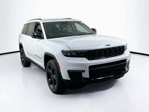 Used 2023 Jeep Grand Cherokee L Limited w/ Black Appearance Package AWD/4WD image 3