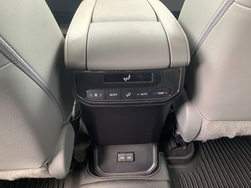 Used 2023 Toyota Highlander XLE FWD image 16