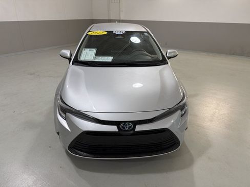 Used 2023 Toyota Corolla LE FWD image 3
