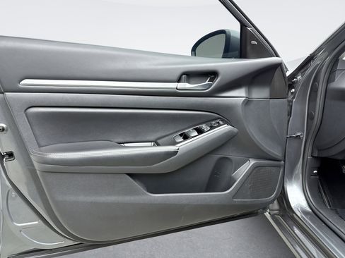 Used 2023 Nissan Altima 2.5 SV image 9