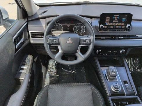 Used 2023 Mitsubishi Outlander ES FWD image 14