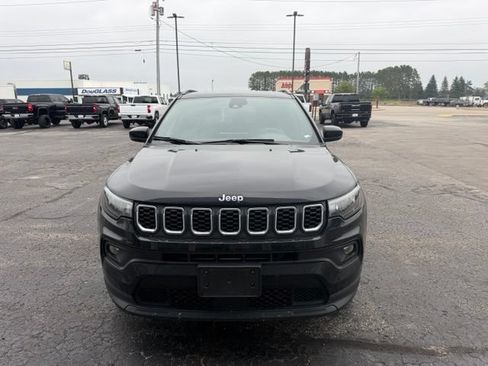 Used 2024 Jeep Compass Latitude AWD/4WD image 2