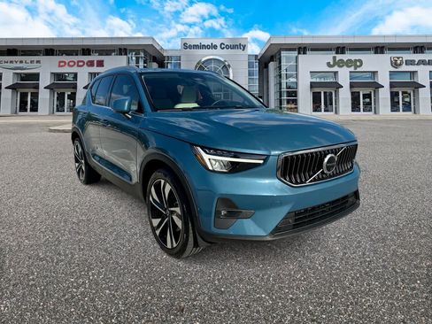 Used 2023 Volvo XC40 B5 Plus w/ Driver Assist Package AWD/4WD image 2