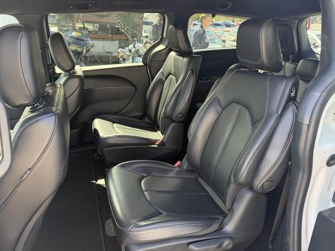 Used 2023 Chrysler Pacifica Touring-L w/ S Appearance Package image 12