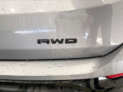 Used 2024 GMC Terrain SLT w/ Elevation Edition image 28