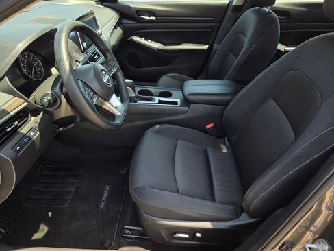 Used 2025 Nissan Altima 2.5 SV FWD image 30