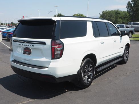 Used 2024 Chevrolet Suburban Z71 w/ Luxury Package AWD/4WD image 7