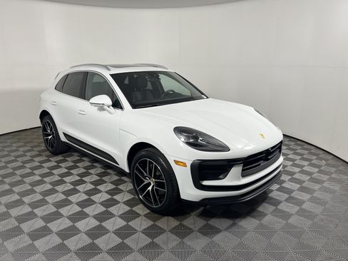 Certified 2024 Porsche Macan AWD/4WD image 9