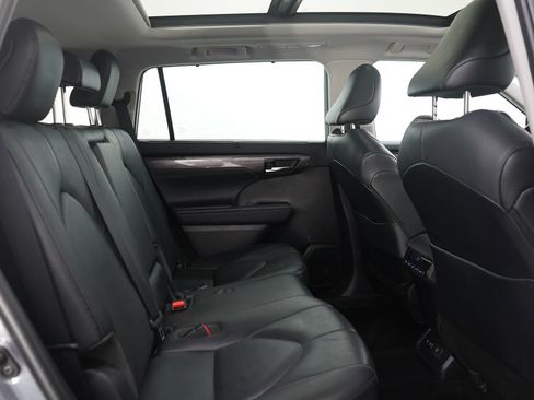 Used 2021 Toyota Highlander Limited image 13
