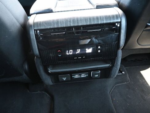 Used 2024 Jeep Wagoneer Series II w/ Flexible Seating Group AWD/4WD image 27