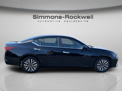 Used 2025 Nissan Altima 2.5 SV FWD image 5