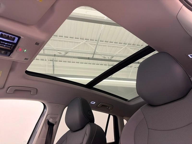 Used 2025 Volkswagen Tiguan SE w/ Panoramic Sunroof Package AWD/4WD image 39