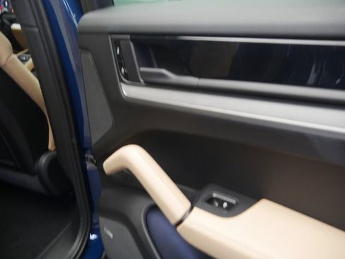 Certified 2025 Porsche Cayenne AWD/4WD image 27