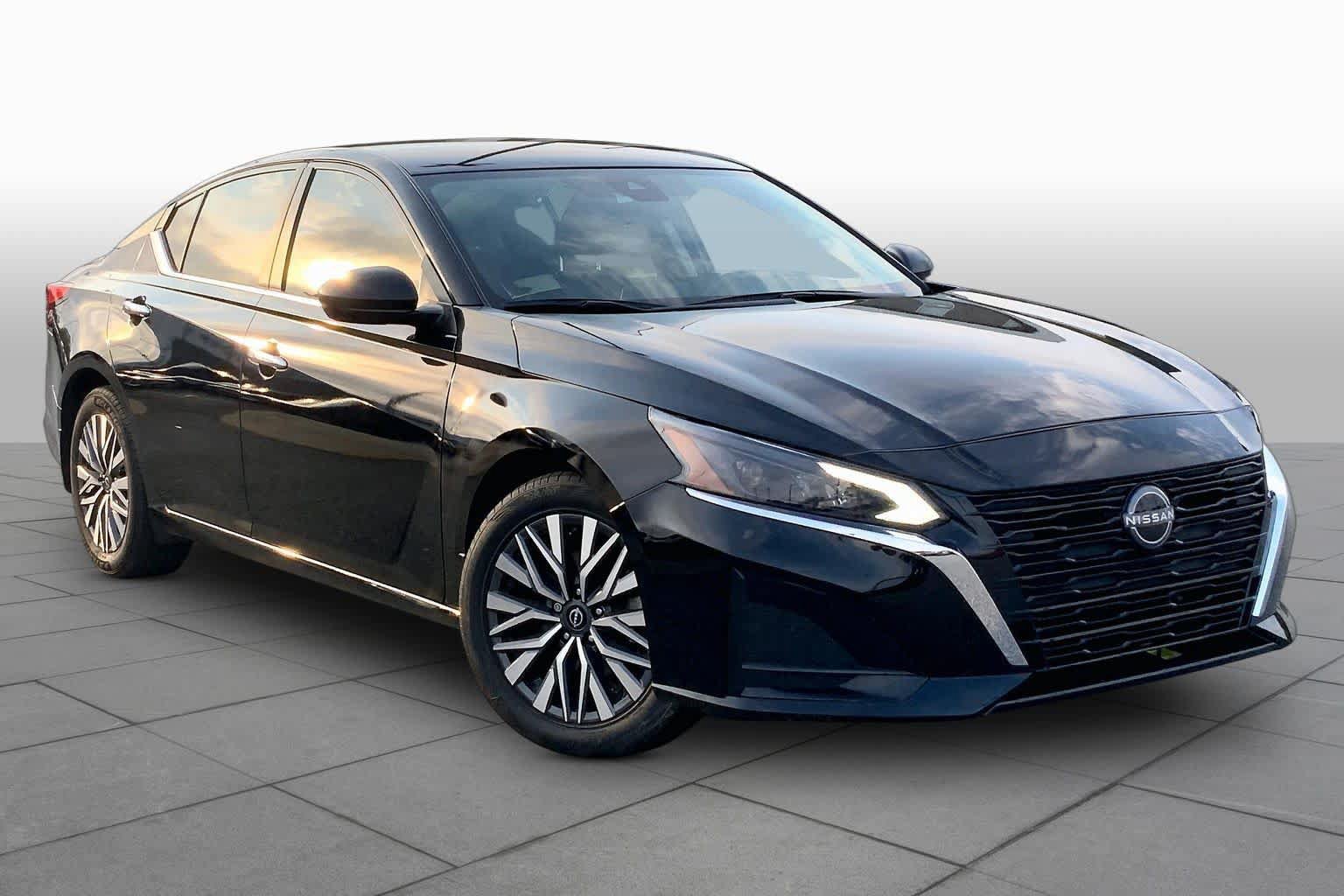 Used 2024 Nissan Altima 2.5 SV FWD image 3